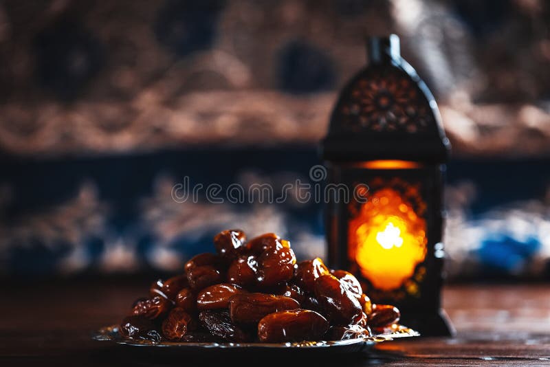 Η μουσουλμανική γιορτή του ιερού μήνα Ramadan Kareem Όμορφο υπόβαθρο με ένα λάμποντας φανάρι Fanus και ξηρές ημερομηνίες σε ξύλιν στοκ φωτογραφίες με δικαίωμα ελεύθερης χρήσης
