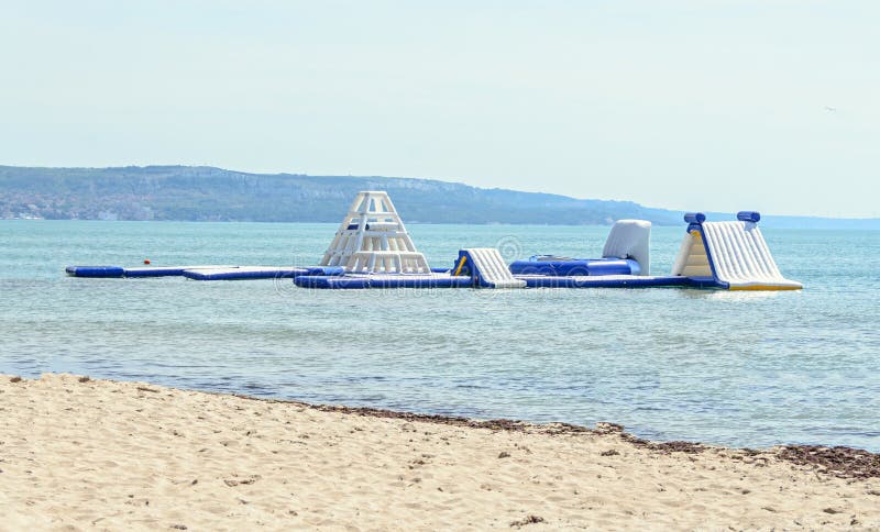 Η μπλε φωτογραφική διαφάνεια νερού στην παραλία θάλασσας, το παιχνίδι παιδιών και την περιοχή άλματος, κλείνει επάνω στοκ φωτογραφία με δικαίωμα ελεύθερης χρήσης Η μπλε φωτογραφική διαφάνεια νερού στην παραλία θάλασσας, το παιχνίδι παιδιών και την περιοχή άλματος, κλείνει επάνω στοκ φωτογραφία με δικαίωμα ελεύθερης χρήσης