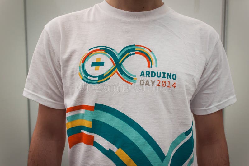 Η μπλούζα Arduino στο ρομπότ και οι κατασκευαστές παρουσιάζουν στοκ εικόνες με δικαίωμα ελεύθερης χρήσης Η μπλούζα Arduino στο ρομπότ και οι κατασκευαστές παρουσιάζουν στοκ εικόνες με δικαίωμα ελεύθερης χρήσης