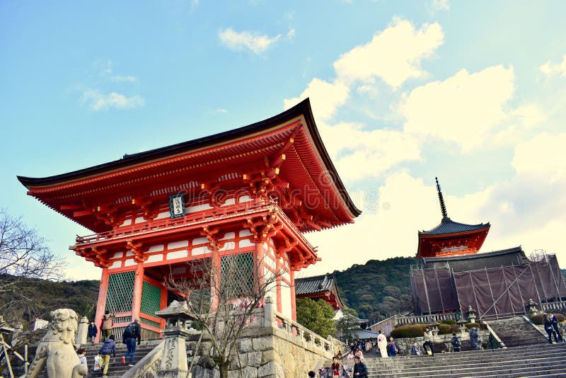 Η μπροστινή πόρτα του ναού kiyomizu-Dera το χειμώνα, Κιότο, Ιαπωνία στοκ φωτογραφία με δικαίωμα ελεύθερης χρήσης Η μπροστινή πόρτα του ναού kiyomizu-Dera το χειμώνα, Κιότο, Ιαπωνία στοκ φωτογραφία με δικαίωμα ελεύθερης χρήσης