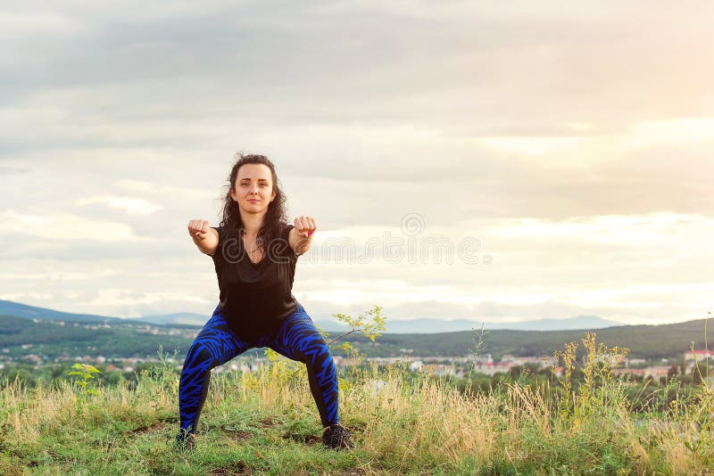 Η νέα γυναίκα workout στη φύση Κορίτσι αθλητριών υπαίθρια Θηλυκό κορίτσι ικανότητας που κάνει τις αθλητικές ασκήσεις στο θερινό χ στοκ εικόνες με δικαίωμα ελεύθερης χρήσης Η νέα γυναίκα workout στη φύση Κορίτσι αθλητριών υπαίθρια Θηλυκό κορίτσι ικανότητας που κάνει τις αθλητικές ασκήσεις στο θερινό χ στοκ εικόνες με δικαίωμα ελεύθερης χρήσης
