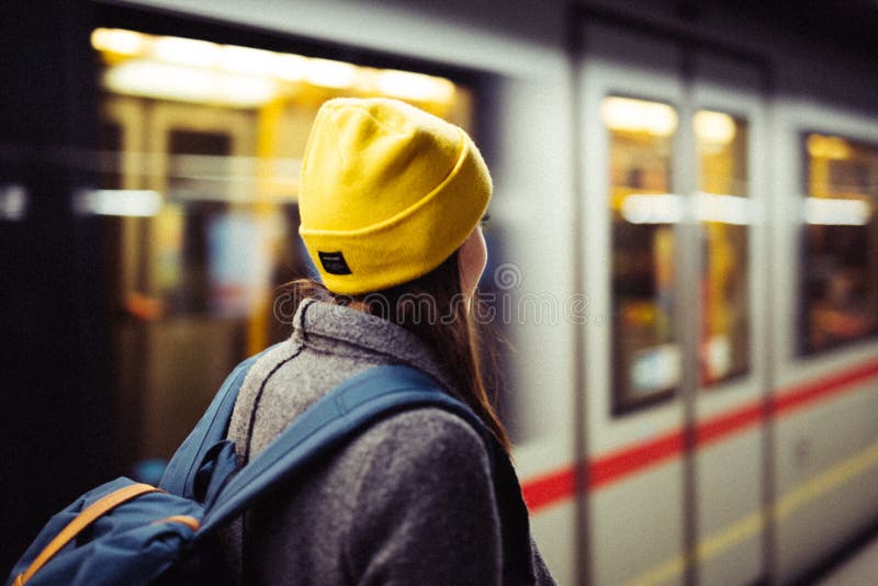 Η νέα γυναίκα περιμένει στο σταθμό μετρό ενώ τα arrrives τραίνων Έννοια μεταφορών και ταξιδιού στοκ εικόνα με δικαίωμα ελεύθερης χρήσης