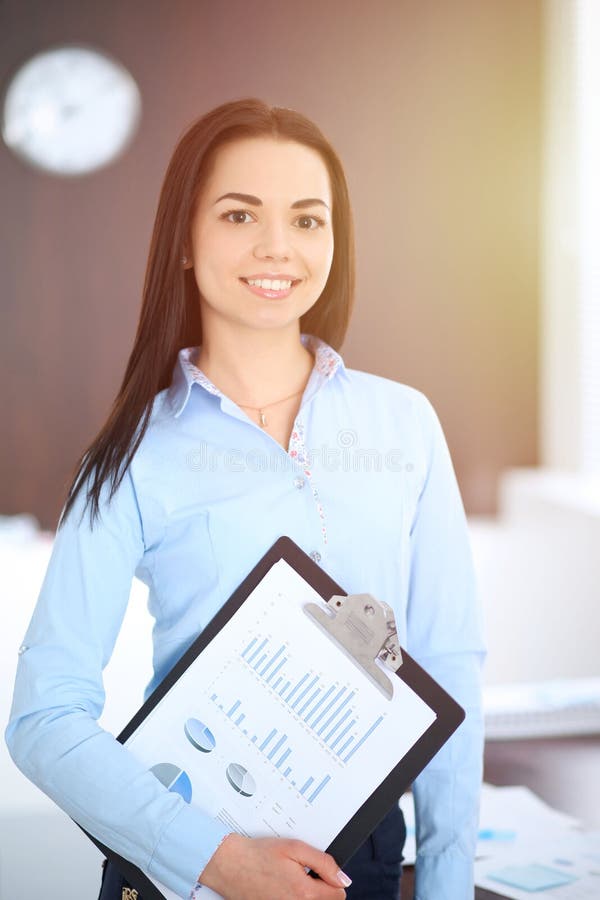 Η νέα επιχειρησιακή γυναίκα brunette μοιάζει με μια εργασία κοριτσιών σπουδαστών στην αρχή Ισπανικό ή λατινοαμερικάνικο κορίτσι ε στοκ φωτογραφίες με δικαίωμα ελεύθερης χρήσης Η νέα επιχειρησιακή γυναίκα brunette μοιάζει με μια εργασία κοριτσιών σπουδαστών στην αρχή Ισπανικό ή λατινοαμερικάνικο κορίτσι ε στοκ φωτογραφίες με δικαίωμα ελεύθερης χρήσης