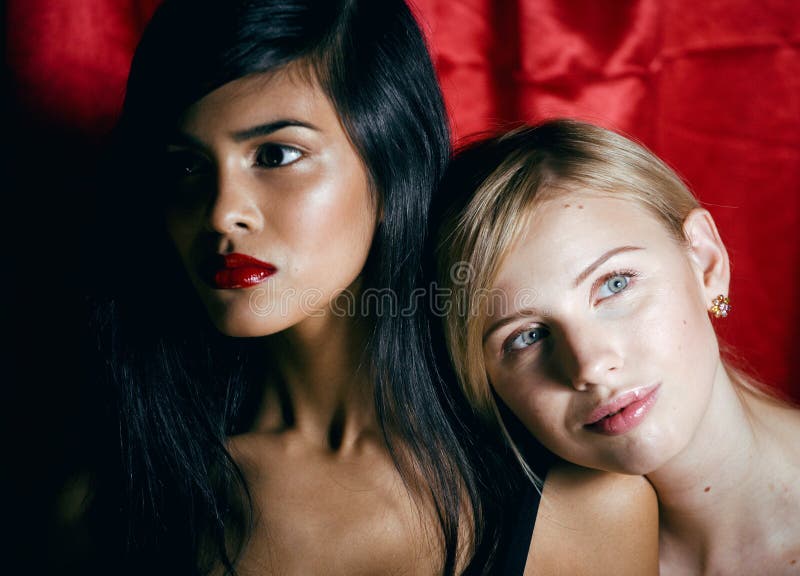 Η νέα θηλυκή γυναίκα brunette έντυσε το ελληνικό ύφος φορώντας το κόσμημα, έννοια ανθρώπων τρόπου ζωής στοκ εικόνες