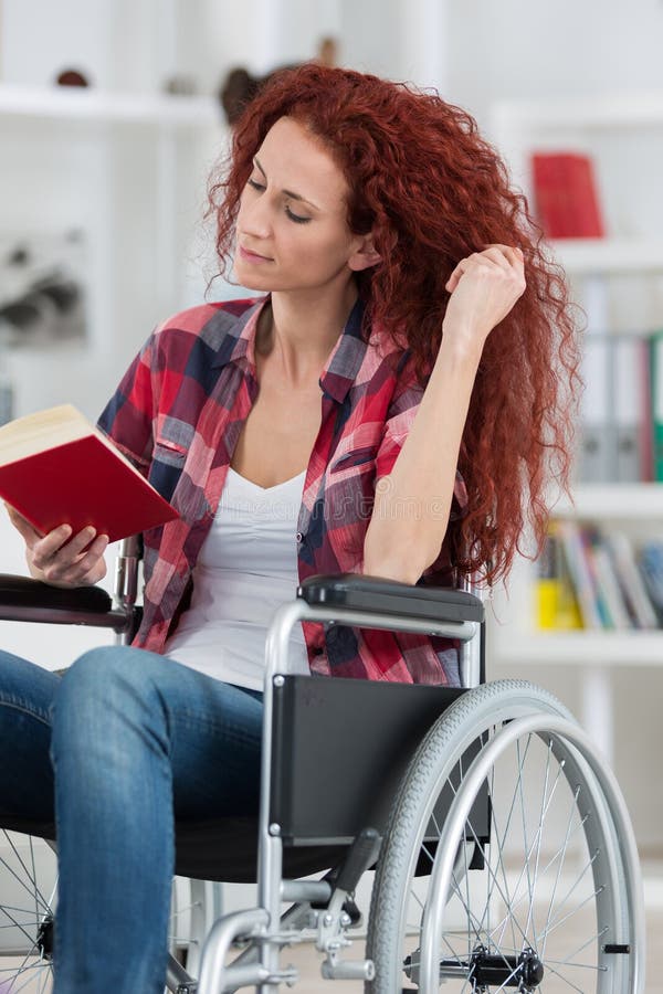Η νέα με ειδικές ανάγκες γυναίκα Disabilty και αναπηρίας στην αναπηρική καρέκλα διαβάζει το βιβλίο στοκ εικόνες Η νέα με ειδικές ανάγκες γυναίκα Disabilty και αναπηρίας στην αναπηρική καρέκλα διαβάζει το βιβλίο στοκ εικόνες