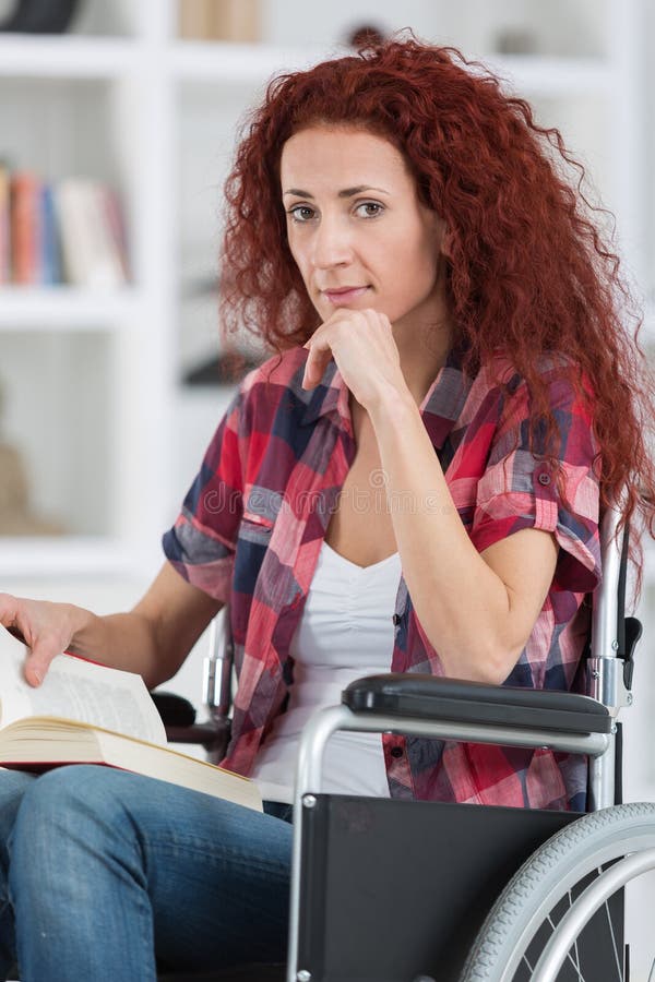 Η νέα με ειδικές ανάγκες γυναίκα Disabilty και αναπηρίας στην αναπηρική καρέκλα διαβάζει το βιβλίο στοκ εικόνες με δικαίωμα ελεύθερης χρήσης Η νέα με ειδικές ανάγκες γυναίκα Disabilty και αναπηρίας στην αναπηρική καρέκλα διαβάζει το βιβλίο στοκ εικόνες με δικαίωμα ελεύθερης χρήσης