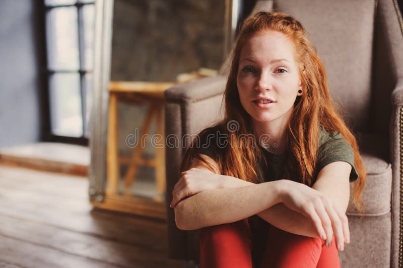 Η νέα όμορφη redhead γυναίκα hipster χωρίς αποτελεί να χαλαρώσει στο σπίτι στοκ φωτογραφία με δικαίωμα ελεύθερης χρήσης Η νέα όμορφη redhead γυναίκα hipster χωρίς αποτελεί να χαλαρώσει στο σπίτι στοκ φωτογραφία με δικαίωμα ελεύθερης χρήσης