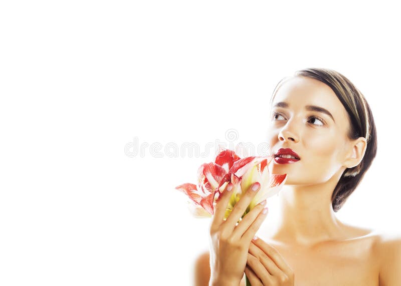 Η νέα όμορφη γυναίκα brunette με τα κόκκινα amaryllis λουλουδιών κλείνει επάνω το ι στοκ εικόνες με δικαίωμα ελεύθερης χρήσης Η νέα όμορφη γυναίκα brunette με τα κόκκινα amaryllis λουλουδιών κλείνει επάνω το ι στοκ εικόνες με δικαίωμα ελεύθερης χρήσης