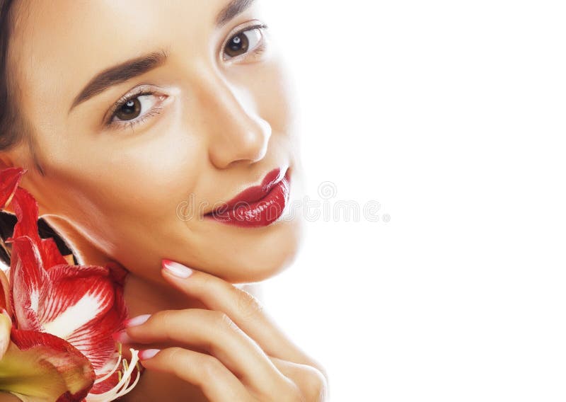 Η νέα όμορφη γυναίκα brunette με τα κόκκινα amaryllis λουλουδιών κλείνει επάνω το ι στοκ εικόνα Η νέα όμορφη γυναίκα brunette με τα κόκκινα amaryllis λουλουδιών κλείνει επάνω το ι στοκ εικόνα