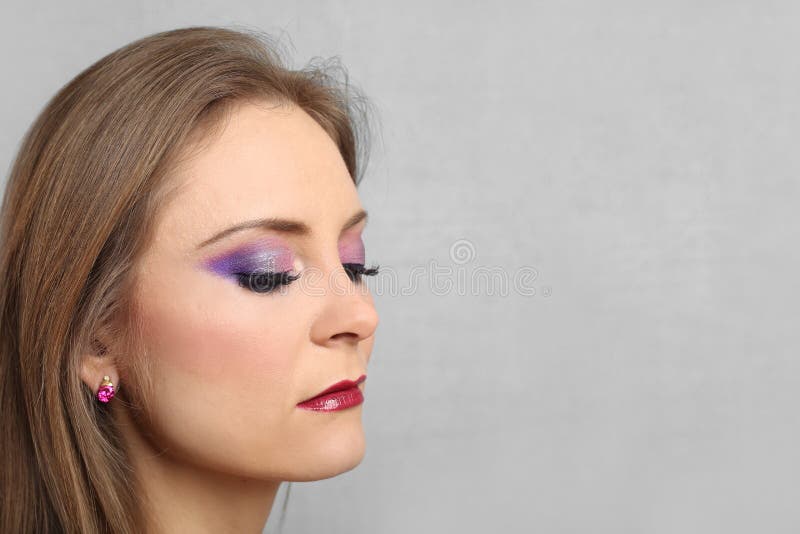 Η νέα όμορφη γυναίκα παρουσιάζει makeup στοκ φωτογραφίες με δικαίωμα ελεύθερης χρήσης Η νέα όμορφη γυναίκα παρουσιάζει makeup στοκ φωτογραφίες με δικαίωμα ελεύθερης χρήσης