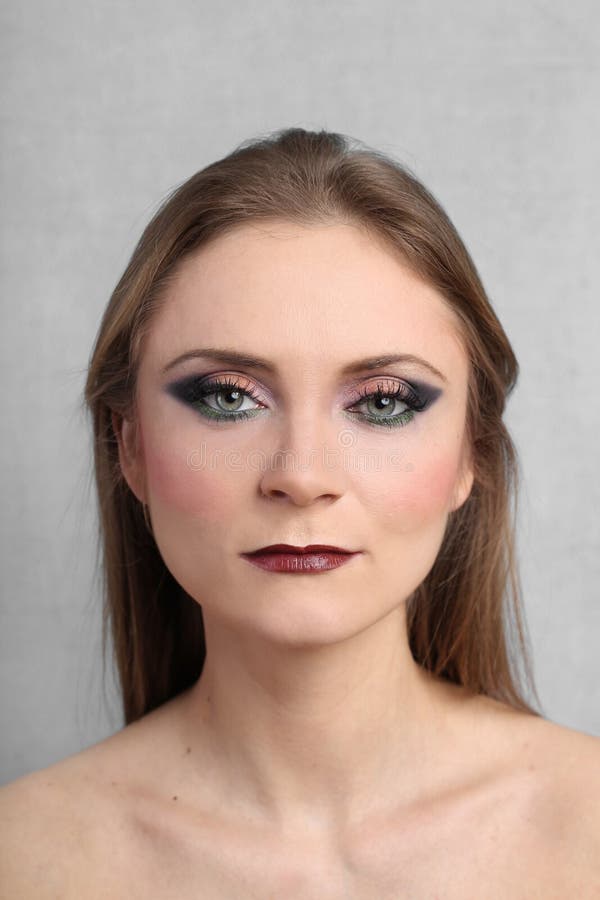 Η νέα όμορφη γυναίκα παρουσιάζει makeup στοκ φωτογραφία με δικαίωμα ελεύθερης χρήσης Η νέα όμορφη γυναίκα παρουσιάζει makeup στοκ φωτογραφία με δικαίωμα ελεύθερης χρήσης