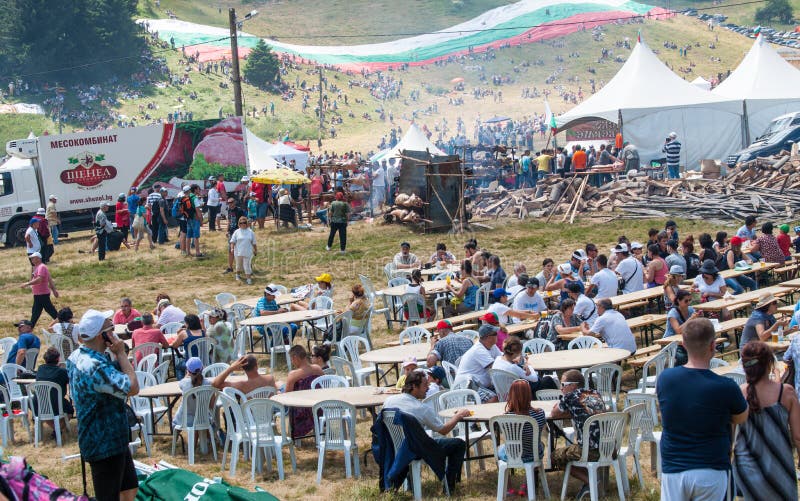Η να δειπνήσει περιοχή στο φεστιβάλ 2015 Rozhen στοκ φωτογραφίες Η να δειπνήσει περιοχή στο φεστιβάλ 2015 Rozhen στοκ φωτογραφίες
