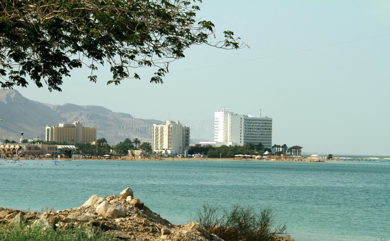 Η νεκρή θάλασσα, είναι μια αλατισμένη λίμνη που οριοθετούν την Ιορδανία στο Βορρά, και Ισραήλ στη δύση η επιφάνειά της και οι ακτ στοκ φωτογραφίες Η νεκρή θάλασσα, είναι μια αλατισμένη λίμνη που οριοθετούν την Ιορδανία στο Βορρά, και Ισραήλ στη δύση η επιφάνειά της και οι ακτ στοκ φωτογραφίες
