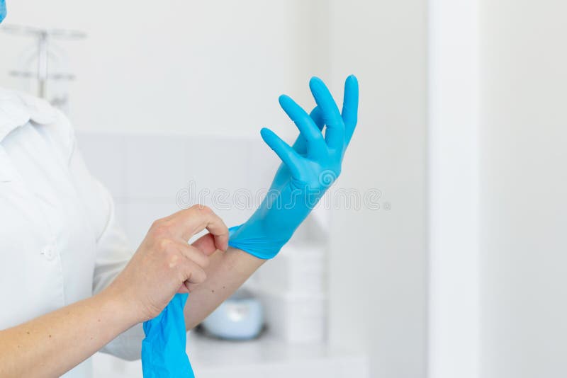 Η νοσοκόμα τρίβει μέσα και καλύπτει βάζει τα γάντια σε ετοιμότητα της στοκ φωτογραφίες με δικαίωμα ελεύθερης χρήσης Η νοσοκόμα τρίβει μέσα και καλύπτει βάζει τα γάντια σε ετοιμότητα της στοκ φωτογραφίες με δικαίωμα ελεύθερης χρήσης