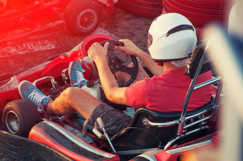 Η οδήγηση ατόμων πηγαίνει -πηγαίνω-kart αυτοκίνητο με την ταχύτητα σε μια διαδρομή αγώνα παιδικών χαρών στοκ φωτογραφία Η οδήγηση ατόμων πηγαίνει -πηγαίνω-kart αυτοκίνητο με την ταχύτητα σε μια διαδρομή αγώνα παιδικών χαρών στοκ φωτογραφία