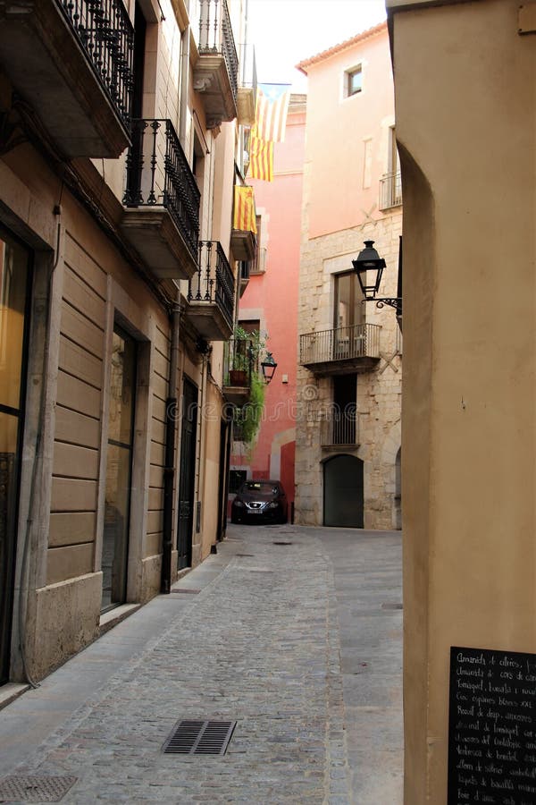 Η οδός στην ισπανική πόλη Girona με τις καταλανικές σημαίες κρέμασε σε το στοκ φωτογραφία με δικαίωμα ελεύθερης χρήσης Η οδός στην ισπανική πόλη Girona με τις καταλανικές σημαίες κρέμασε σε το στοκ φωτογραφία με δικαίωμα ελεύθερης χρήσης