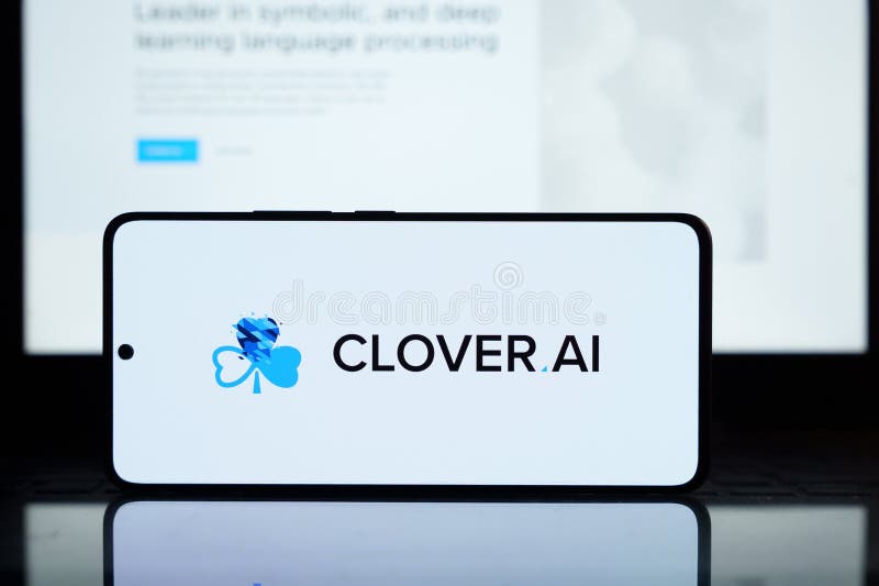 Η οθόνη smartphone εμφανίζει το λογότυπο AI CLOVER. Στο παρασκήνιο εμφανίζεται το κείμενο της τοποθεσίας Web. Έννοια της σύγχρονης στοκ εικόνα