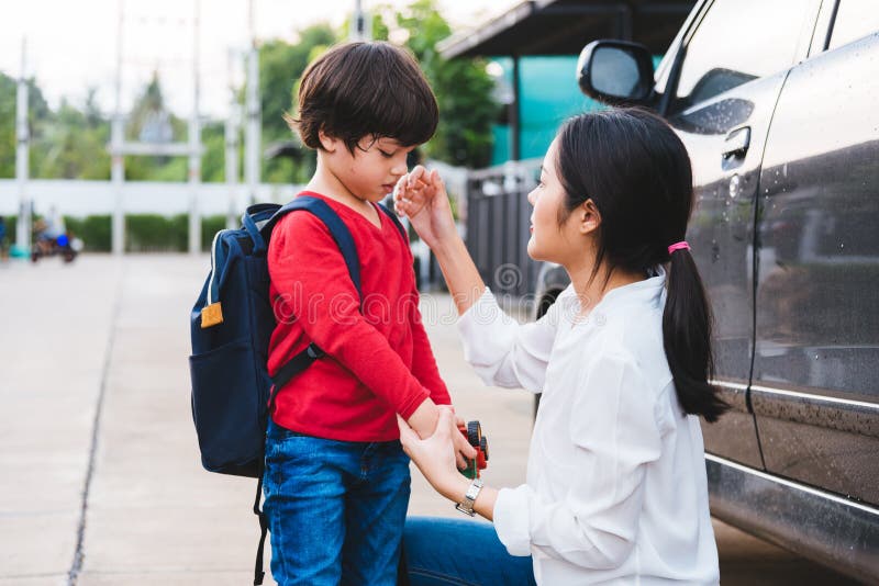 Η οικογενειακή ευτυχής μητέρα mom στέλνει τον παιδικό σταθμό τ αγοριών γιων παιδιών παιδιών στοκ φωτογραφία Η οικογενειακή ευτυχής μητέρα mom στέλνει τον παιδικό σταθμό τ αγοριών γιων παιδιών παιδιών στοκ φωτογραφία