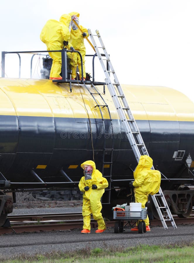 Η ομάδα HAZMAT διαιρεί για να κατακτήσει στοκ φωτογραφία με δικαίωμα ελεύθερης χρήσης Η ομάδα HAZMAT διαιρεί για να κατακτήσει στοκ φωτογραφία με δικαίωμα ελεύθερης χρήσης