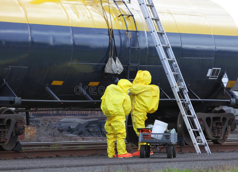 Η ομάδα HAZMAT περνά επάνω στα εργαλεία. στοκ φωτογραφία με δικαίωμα ελεύθερης χρήσης Η ομάδα HAZMAT περνά επάνω στα εργαλεία. στοκ φωτογραφία με δικαίωμα ελεύθερης χρήσης