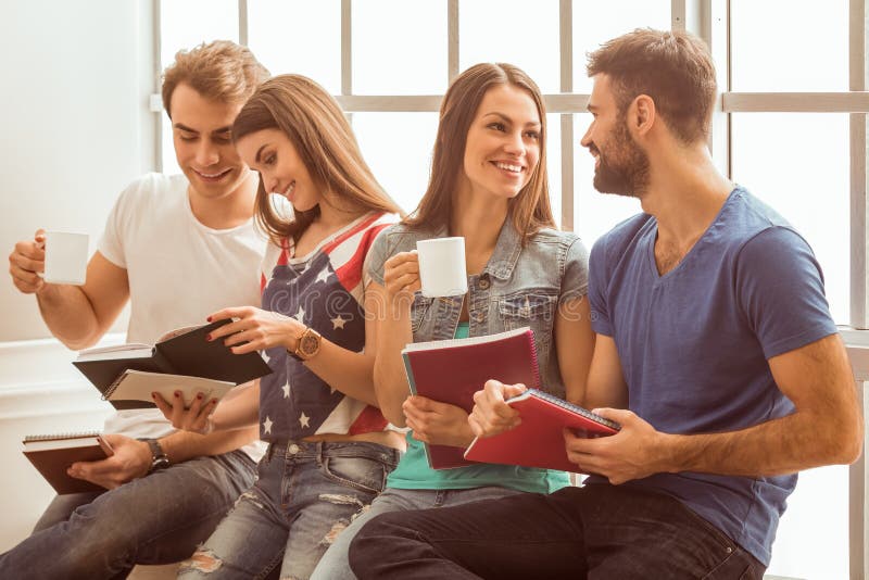 η ομάδα φωτογραφικών μηχανών απομόνωσε να φανεί άνθρωποι σχετικά με τις μόνιμες λευκές νεολαίες στούντιο στοκ εικόνες η ομάδα φωτογραφικών μηχανών απομόνωσε να φανεί άνθρωποι σχετικά με τις μόνιμες λευκές νεολαίες στούντιο στοκ εικόνες