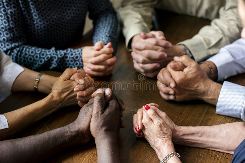 Η ομάδα διαφορετικών χεριών προσεύχεται από κοινού