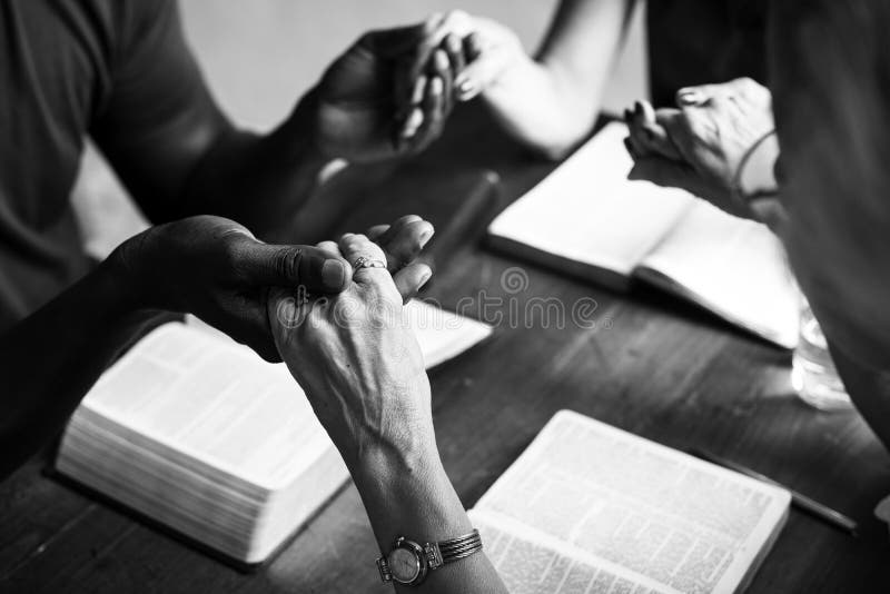 Η ομάδα χριστιανικών ανθρώπων προσεύχεται από κοινού