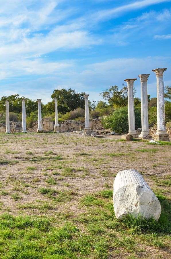 Η ομάδα όμορφων μαρμάρινων στηλών που ανήκουν στα σαλάμια καταστρέφει σύνθετο στη βόρεια Κύπρο Τα σαλάμια ήταν πόλη κράτος αρχαίο στοκ εικόνες με δικαίωμα ελεύθερης χρήσης Η ομάδα όμορφων μαρμάρινων στηλών που ανήκουν στα σαλάμια καταστρέφει σύνθετο στη βόρεια Κύπρο Τα σαλάμια ήταν πόλη κράτος αρχαίο στοκ εικόνες με δικαίωμα ελεύθερης χρήσης