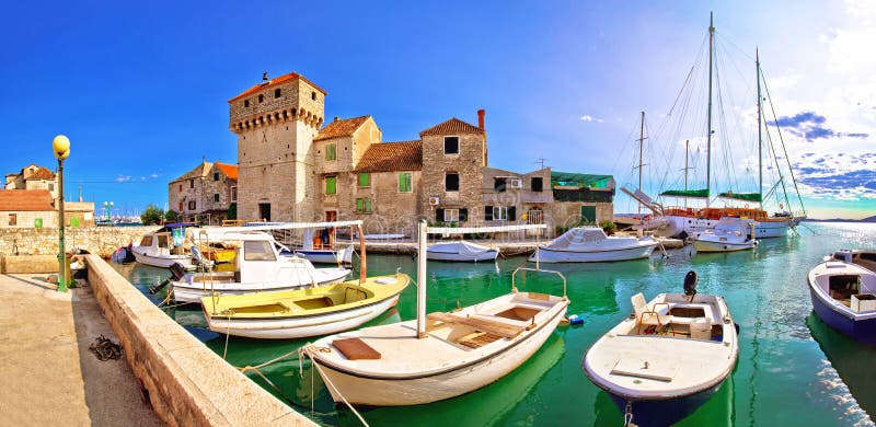 Η παλαιά πόλη νησιών Gomilica Kastel στη θάλασσα χώρισε πλησίον στοκ εικόνες με δικαίωμα ελεύθερης χρήσης Η παλαιά πόλη νησιών Gomilica Kastel στη θάλασσα χώρισε πλησίον στοκ εικόνες με δικαίωμα ελεύθερης χρήσης