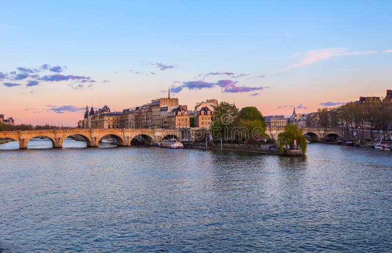 Η παλαιότερη γέφυρα Pont-Neuf πέρα από τον ποταμό του Σηκουάνα και τα ιστορικά κτήρια του Παρισιού Γαλλία στο ηλιοβασίλεμα E στοκ εικόνες με δικαίωμα ελεύθερης χρήσης Η παλαιότερη γέφυρα Pont-Neuf πέρα από τον ποταμό του Σηκουάνα και τα ιστορικά κτήρια του Παρισιού Γαλλία στο ηλιοβασίλεμα E στοκ εικόνες με δικαίωμα ελεύθερης χρήσης