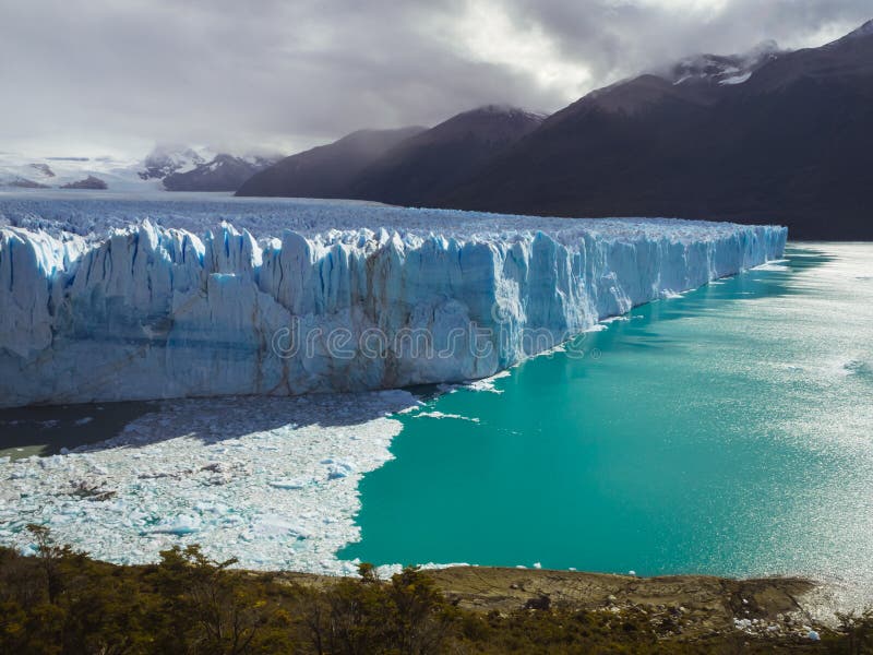 Η πανοραμική άποψη Perito Moreno Glacier Είναι είναι ένας παγετώνας που βρίσκεται στο εθνικό πάρκο Los Glaciares στην Παταγωνία, στοκ φωτογραφία με δικαίωμα ελεύθερης χρήσης Η πανοραμική άποψη Perito Moreno Glacier Είναι είναι ένας παγετώνας που βρίσκεται στο εθνικό πάρκο Los Glaciares στην Παταγωνία, στοκ φωτογραφία με δικαίωμα ελεύθερης χρήσης