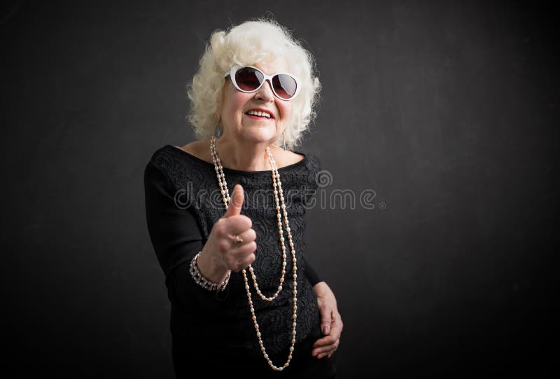 Η παρουσίαση Grandma φυλλομετρεί επάνω στοκ εικόνες Η παρουσίαση Grandma φυλλομετρεί επάνω στοκ εικόνες
