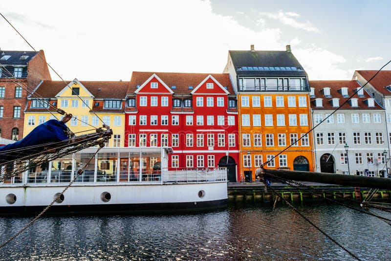 Η περιοχή Nyhavn είναι ένα από τα διασημότερα ορόσημα στην Κοπεγχάγη στοκ εικόνες
