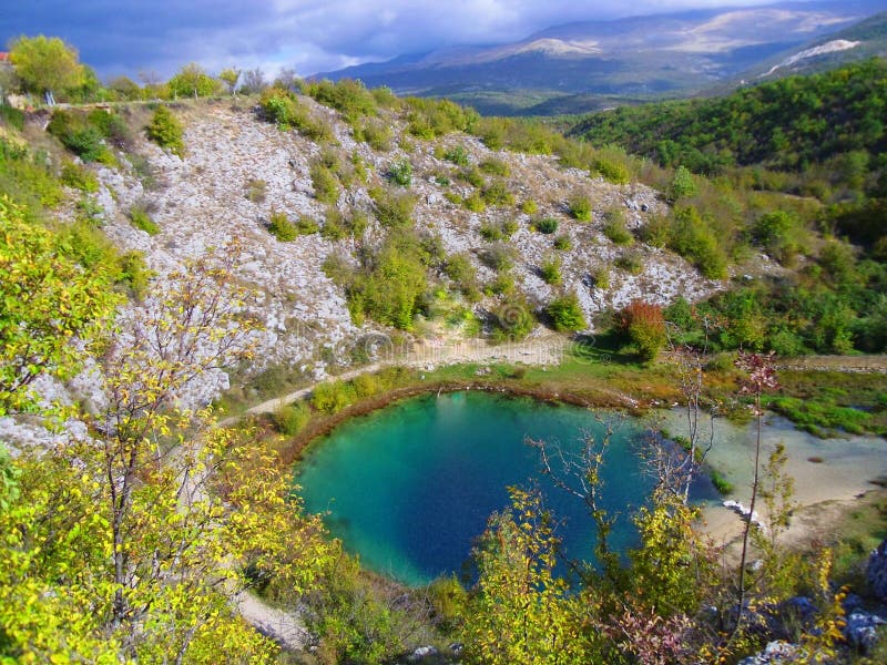 Η πηγή του Cetina ποταμού στην Κροατία, την όμορφη, άγρια φύση και το cristal σαφές νερό, βαθιά σπηλιά περισσότερου από 100 μ στοκ φωτογραφία με δικαίωμα ελεύθερης χρήσης Η πηγή του Cetina ποταμού στην Κροατία, την όμορφη, άγρια φύση και το cristal σαφές νερό, βαθιά σπηλιά περισσότερου από 100 μ στοκ φωτογραφία με δικαίωμα ελεύθερης χρήσης