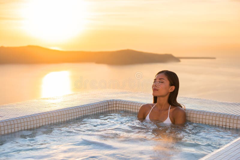 Η πολυτέλεια ξενοδοχείων SPA χαλαρώνει την ασιατική χαλάρωση γυναικών λιμνών θεραπείας τζακούζι στην καυτή σκάφη θερέτρου έξω στο στοκ εικόνα με δικαίωμα ελεύθερης χρήσης Η πολυτέλεια ξενοδοχείων SPA χαλαρώνει την ασιατική χαλάρωση γυναικών λιμνών θεραπείας τζακούζι στην καυτή σκάφη θερέτρου έξω στο στοκ εικόνα με δικαίωμα ελεύθερης χρήσης