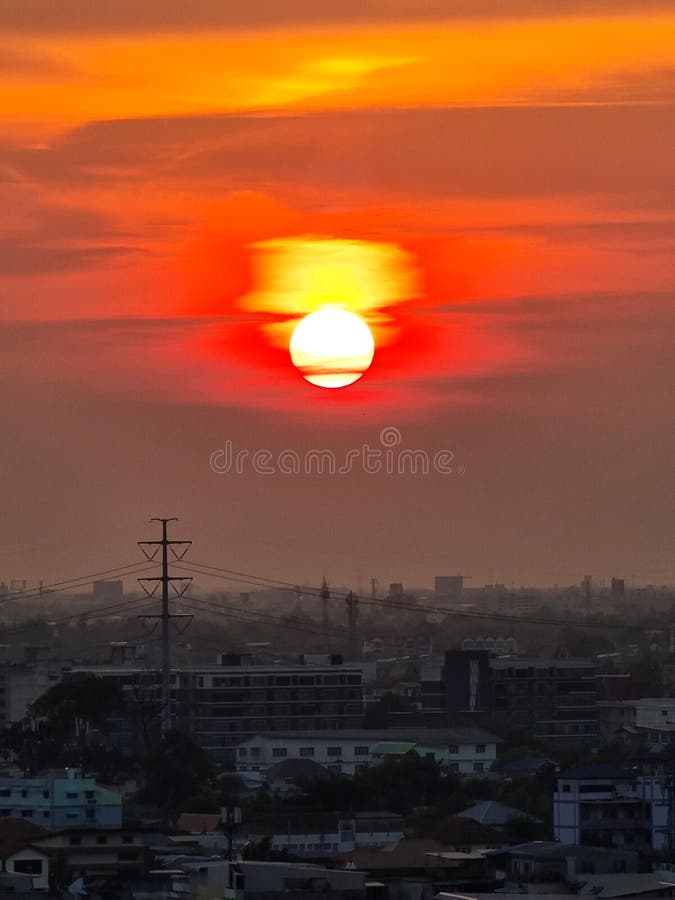 Η προοπτική του Sunset με σύννεφα στον ουρανό πάνω από την πόλη στοκ εικόνες