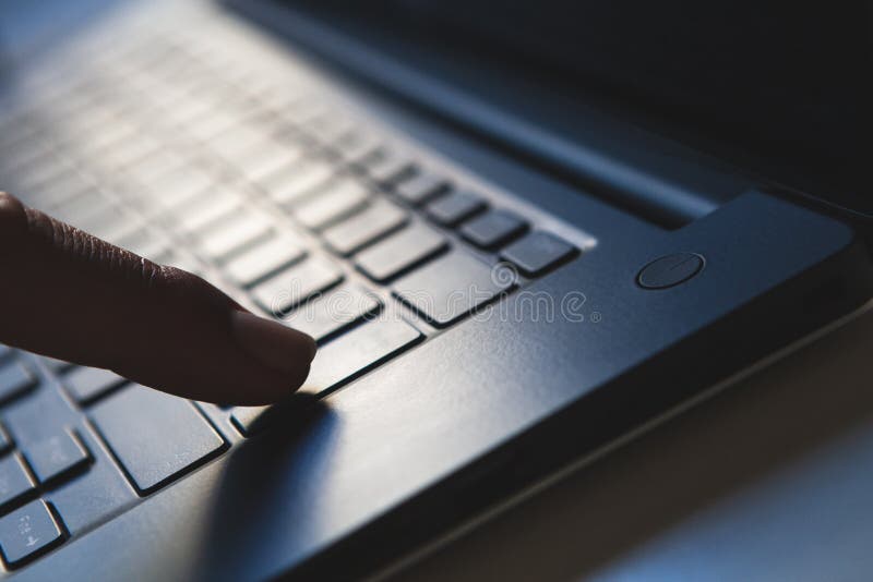 Η πρόσβαση συνδετικότητας και στοιχείων, συμπίεση δάχτυλων εισάγει το κλειδί στο φορητό προσωπικό υπολογιστή στοκ φωτογραφία με δικαίωμα ελεύθερης χρήσης Η πρόσβαση συνδετικότητας και στοιχείων, συμπίεση δάχτυλων εισάγει το κλειδί στο φορητό προσωπικό υπολογιστή στοκ φωτογραφία με δικαίωμα ελεύθερης χρήσης