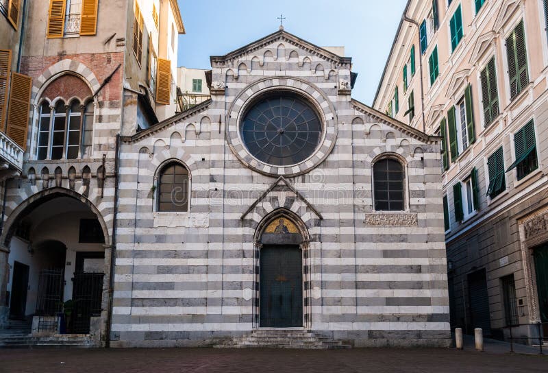 Η πρόσοψη της μικρής εκκλησίας του αιώνα ` SAN Matteo ` ΧΙΙ, στο στο κέντρο της πόλης της Γένοβας στοκ φωτογραφία με δικαίωμα ελεύθερης χρήσης