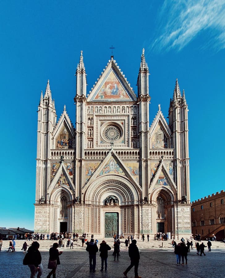 η πρόσοψη του duomo di orvieto ενός από τους ωραιότερους καθεδρικούς ναούς της ιταλίας στοκ φωτογραφία