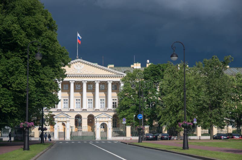 Η πρόσοψη του ιδρύματος Smolny η επίσημη κατοικία πηγαίνει στοκ εικόνες Η πρόσοψη του ιδρύματος Smolny η επίσημη κατοικία πηγαίνει στοκ εικόνες
