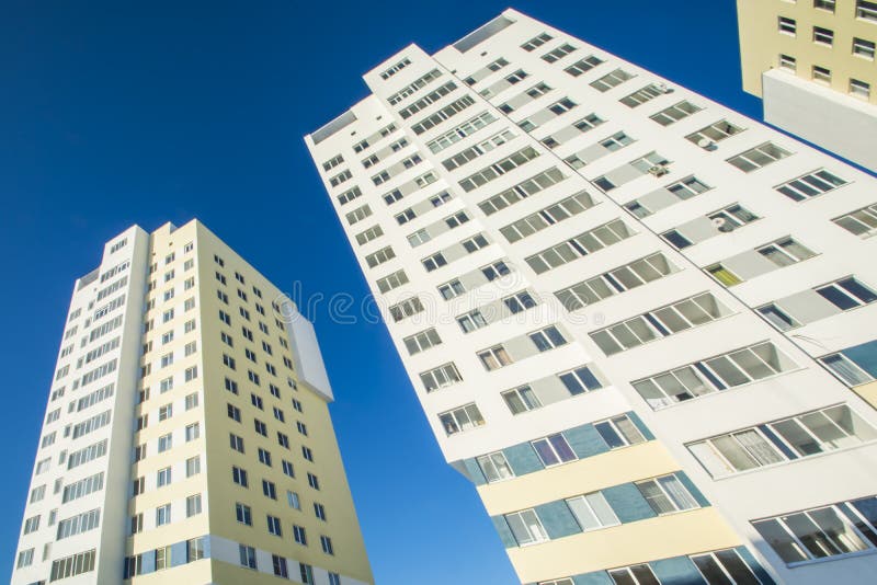 Η πρόσοψη των νέων κατοικημένων πολυκατοικιών ενάντια στον ουρανό στοκ εικόνα