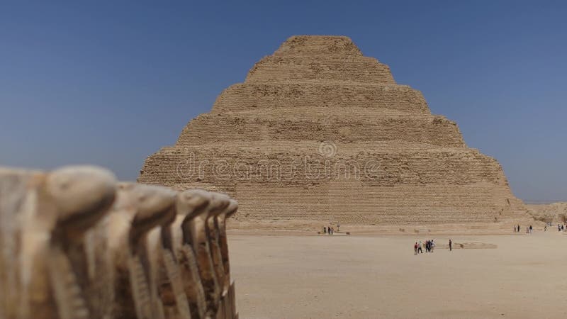 η πυραμίδα του joser λέγεται επίσης ως πυραμίδα βήματος. κοντινό πλάνο αρχαίων φιδιών.