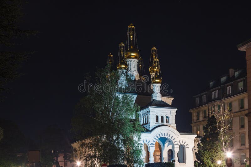 Η Ρωσική ορθόδοξη εκκλησία Eglise Russe με χρυσά κρεμμυδάκια σε όμορφα καλοκαιρινά βράδια, Γενεύη, Ελβετία στοκ φωτογραφία με δικαίωμα ελεύθερης χρήσης