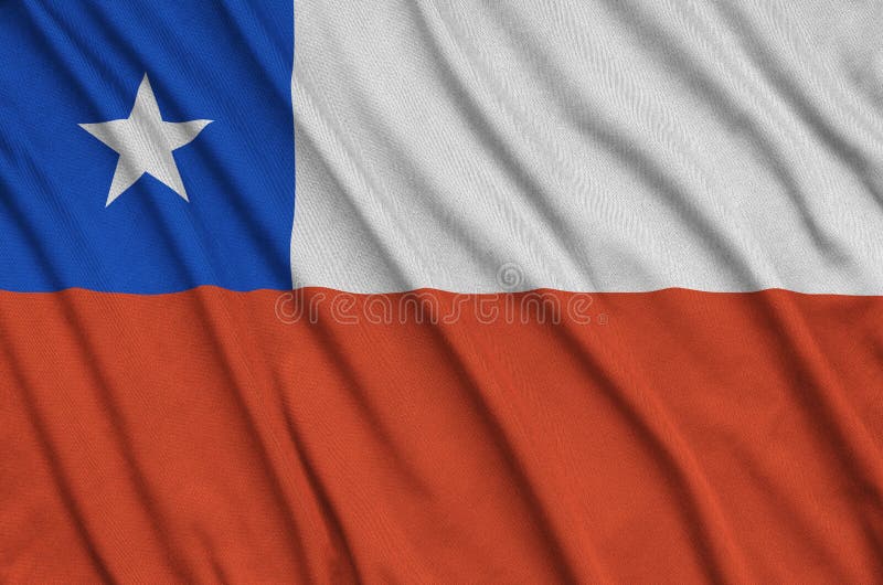 Η σημαία της Χιλής απεικονίζεται σε ένα ύφασμα αθλητικών υφασμάτων με πολλές πτυχές Έμβλημα αθλητικών ομάδων στοκ εικόνες με δικαίωμα ελεύθερης χρήσης Η σημαία της Χιλής απεικονίζεται σε ένα ύφασμα αθλητικών υφασμάτων με πολλές πτυχές Έμβλημα αθλητικών ομάδων στοκ εικόνες με δικαίωμα ελεύθερης χρήσης
