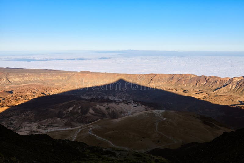 Η σκιά του ηφαιστείου Teide στο ηλιοβασίλεμα, Tenerife, Ισπανία στοκ φωτογραφίες με δικαίωμα ελεύθερης χρήσης Η σκιά του ηφαιστείου Teide στο ηλιοβασίλεμα, Tenerife, Ισπανία στοκ φωτογραφίες με δικαίωμα ελεύθερης χρήσης