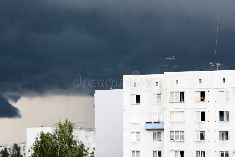 Η σκοτεινή θύελλα και η θύελλα κατά τη διάρκεια της σοβιετικής εποχής ένα multistory σπίτι χτίστηκαν σε Imanta, Ρήγα, Λετονία στοκ φωτογραφία Η σκοτεινή θύελλα και η θύελλα κατά τη διάρκεια της σοβιετικής εποχής ένα multistory σπίτι χτίστηκαν σε Imanta, Ρήγα, Λετονία στοκ φωτογραφία
