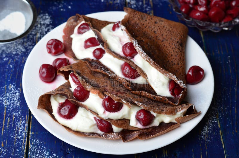 Η σοκολάτα Crepes με το κεράσι στοκ φωτογραφίες με δικαίωμα ελεύθερης χρήσης Η σοκολάτα Crepes με το κεράσι στοκ φωτογραφίες με δικαίωμα ελεύθερης χρήσης
