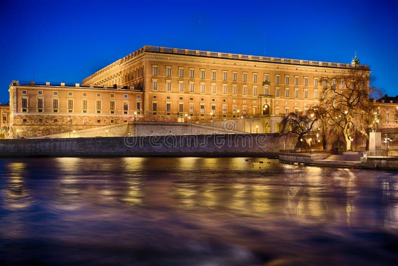 Η σουηδική Royal Palace στη Στοκχόλμη τή νύχτα στοκ εικόνες Η σουηδική Royal Palace στη Στοκχόλμη τή νύχτα στοκ εικόνες