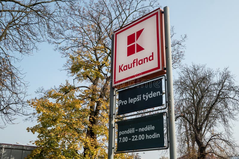 Η στήλη του παντοπωλείου Kaufland στην Οστράβα που δείχνει τους χρόνους ανοίγματος στην τσεχική γλώσσα στοκ εικόνες Η στήλη του παντοπωλείου Kaufland στην Οστράβα που δείχνει τους χρόνους ανοίγματος στην τσεχική γλώσσα στοκ εικόνες