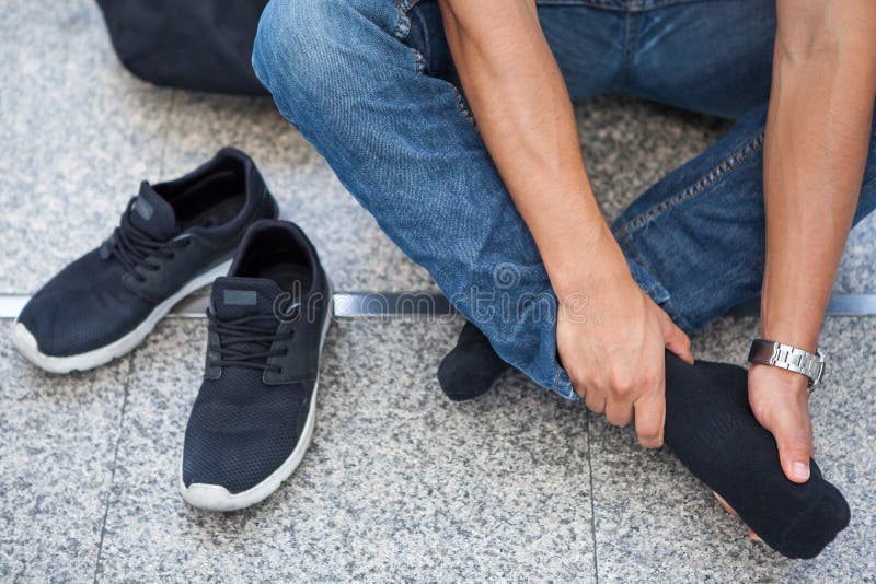 η συνεδρίαση ατόμων τουριστών στο πάτωμα έβγαλε τα παπούτσια τρίβοντας τα πόδια περπατώντας το μακροχρόνιο πόνο ποδιών μετά από έ στοκ φωτογραφίες με δικαίωμα ελεύθερης χρήσης η συνεδρίαση ατόμων τουριστών στο πάτωμα έβγαλε τα παπούτσια τρίβοντας τα πόδια περπατώντας το μακροχρόνιο πόνο ποδιών μετά από έ στοκ φωτογραφίες με δικαίωμα ελεύθερης χρήσης